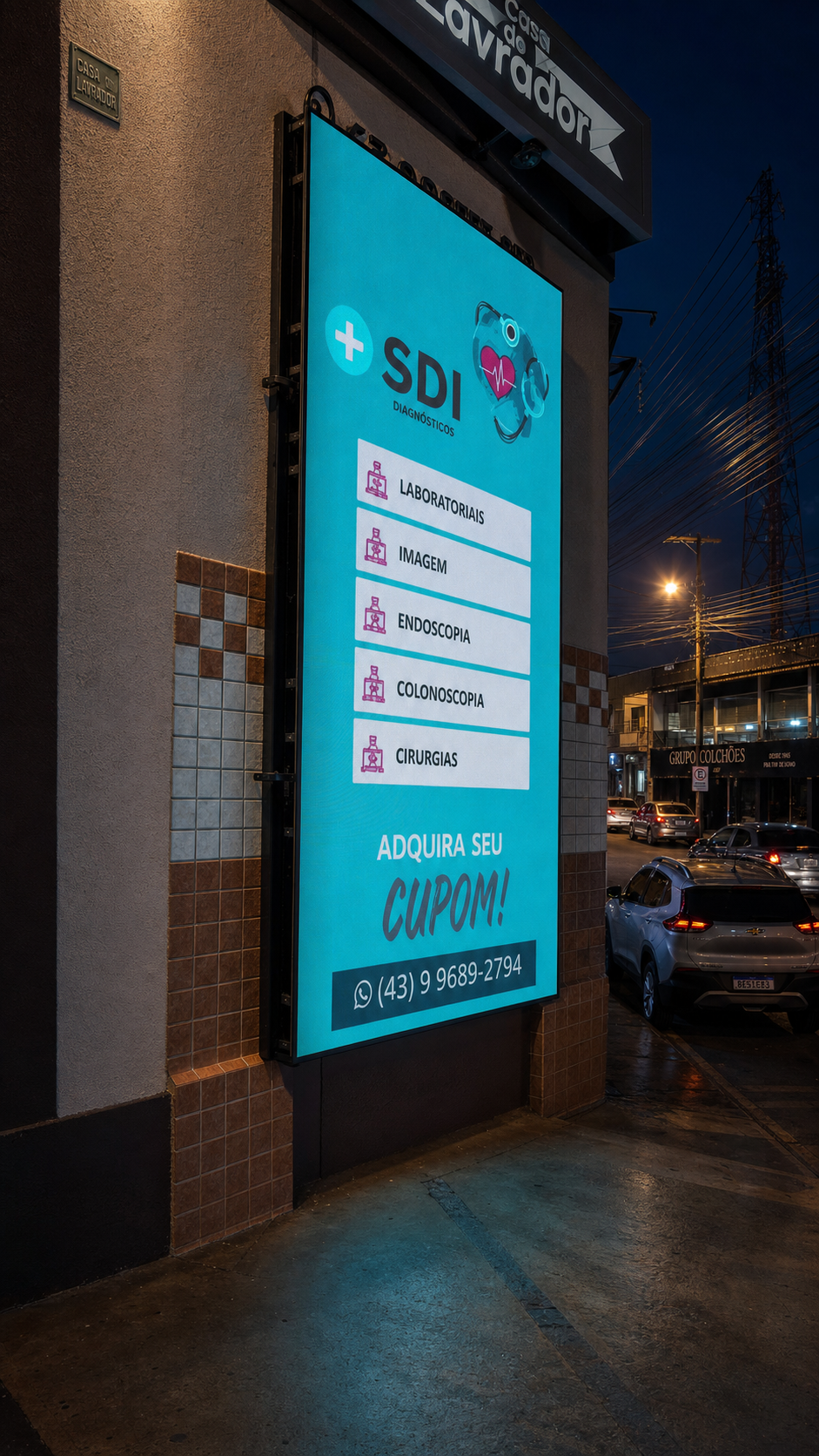 Painel de LED com anúncio de cliente à noite
