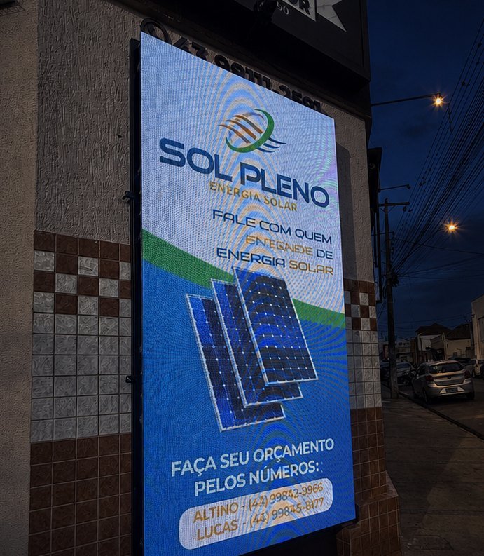 Painel de LED da Casa do Lavrador, na esquina da loja, exibindo o anuncio de um cliente