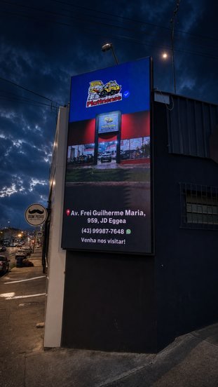 Painel de LED da Dom Pedro Conveniência em operação à noite, exibindo o anúncio de um cliente