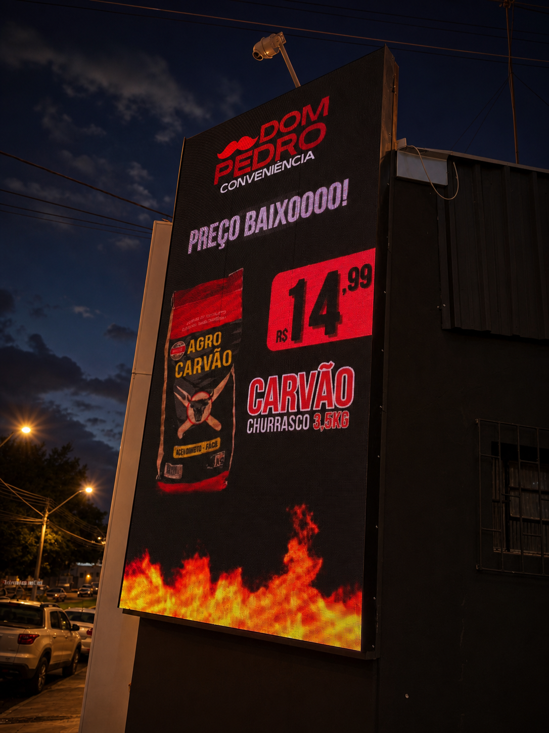 Painel de LED da Dom Pedro Conveniência exibindo um anúncio à noite