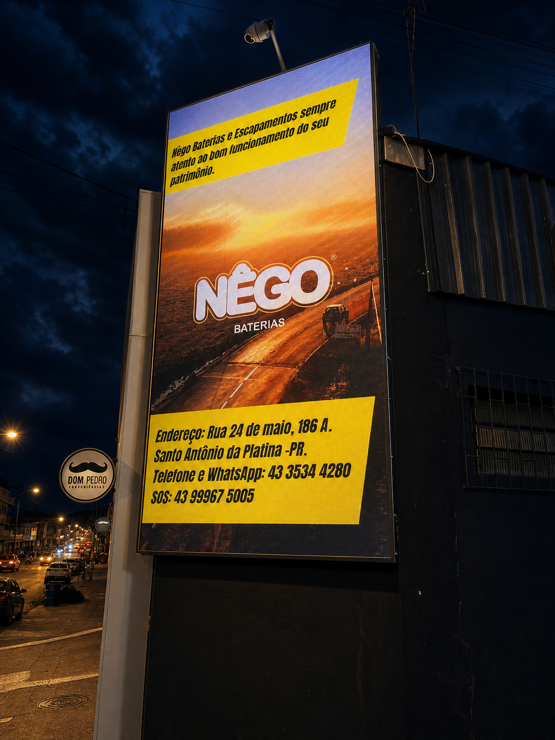 Painel de LED exibindo anúncio da Nêgo à noite
